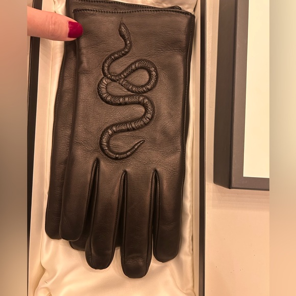 🖤🐍NEW WITH TAGS🐍🖤 Gucci leather black gloves - Picture 4 of 9
